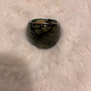 Sparkly dark green ring with black design